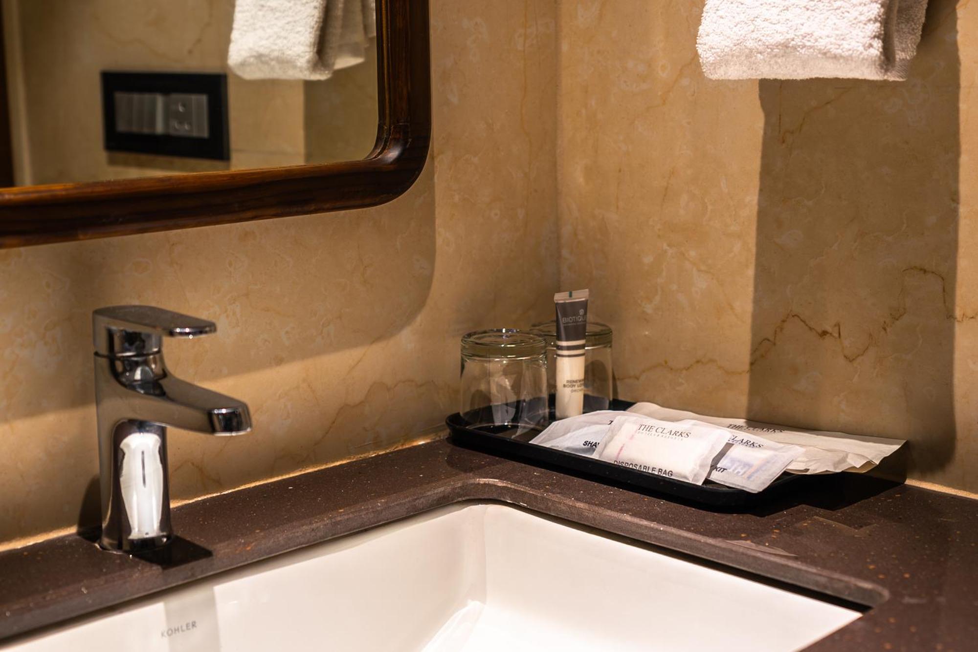 Clarks Inn Express, Rishīkesh المظهر الخارجي الصورة